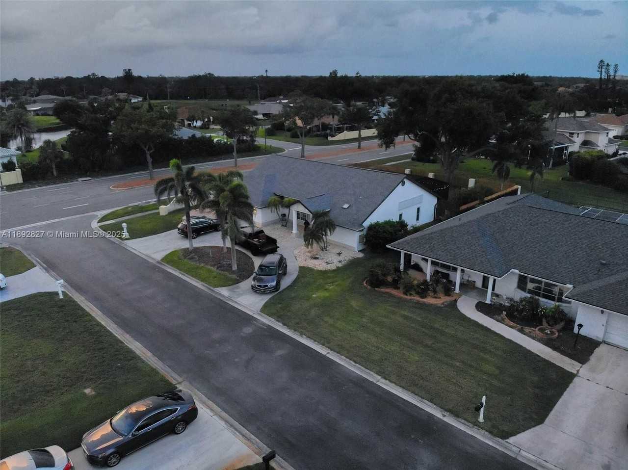 1010 Joyce Ct - Photo 4 of 50