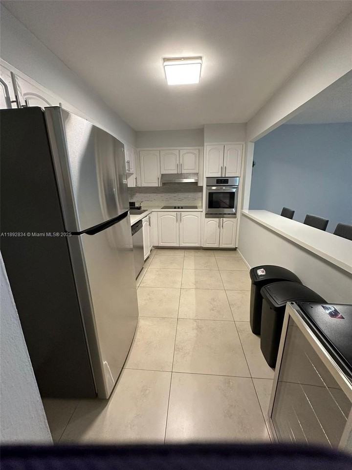 19380 Collins Ave #511 - Photo 3 of 6