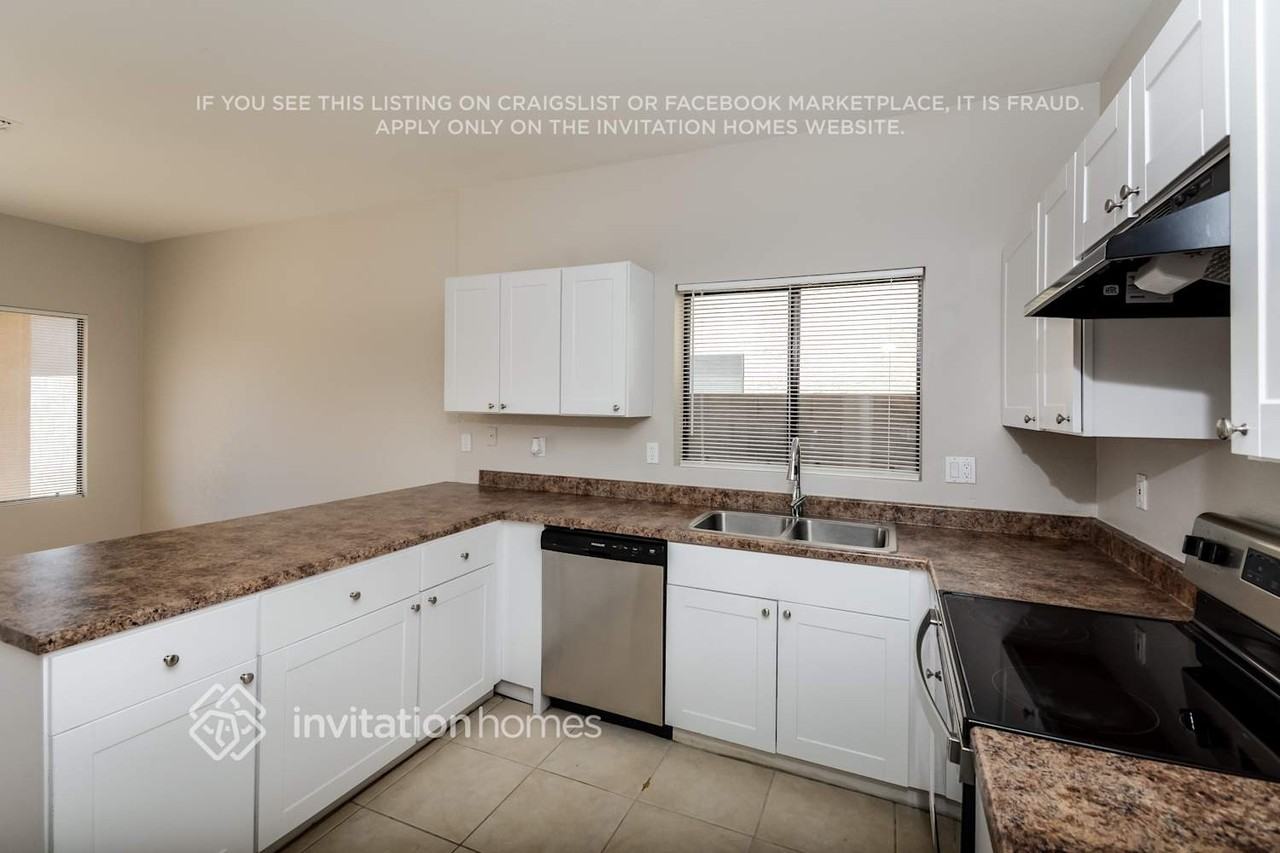 8793 W Laurel Ln - Photo 6 of 17