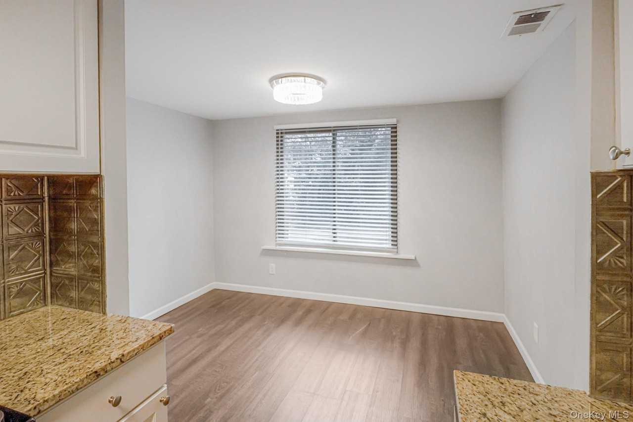 100 Glen Hollow Dr - Photo 4 of 21