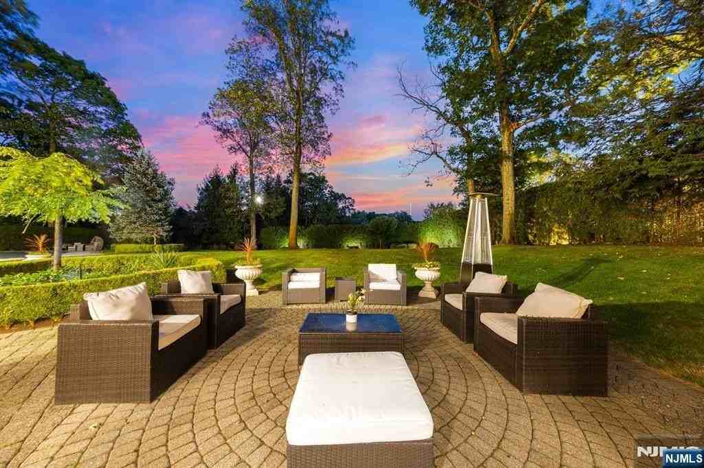 172 Truman Dr - Photo 5 of 49