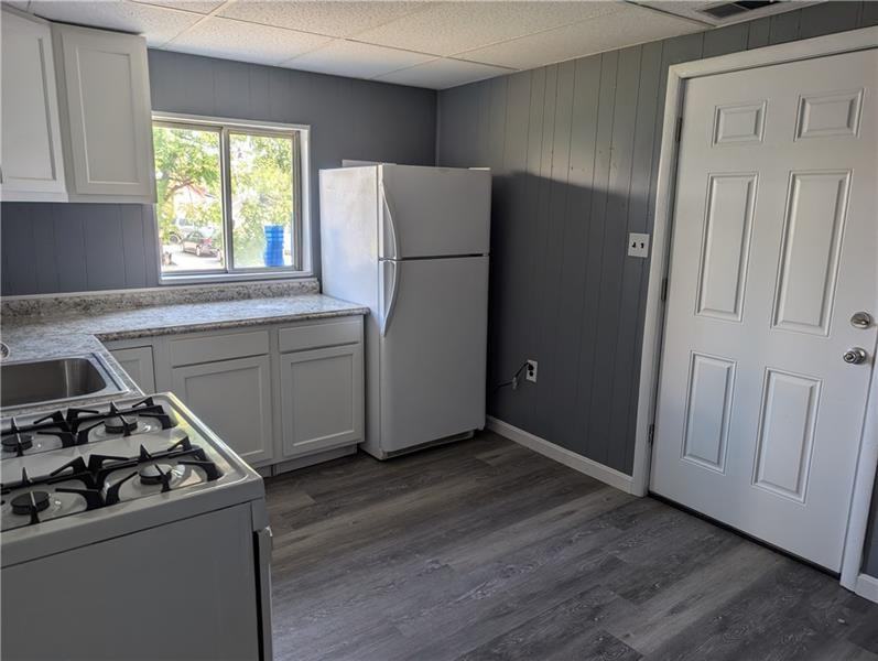 136 Oak St - Photo 2 of 9