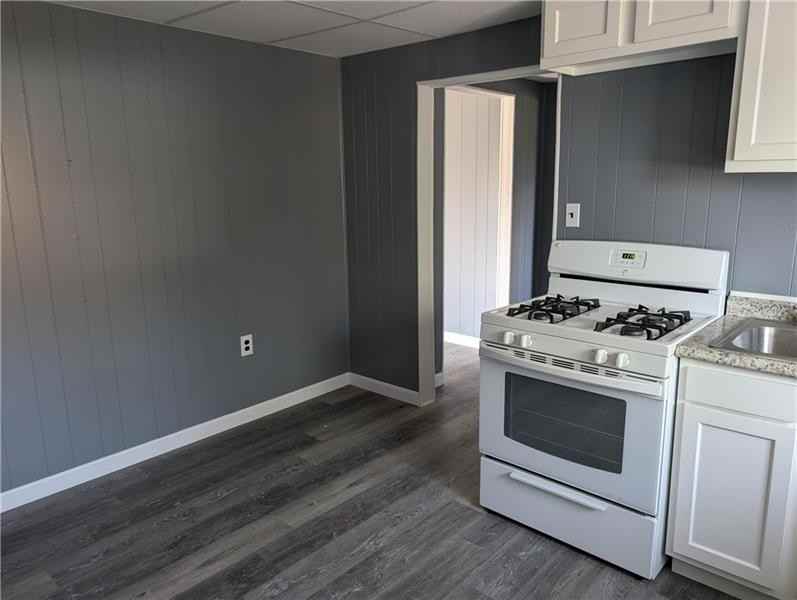 136 Oak St - Photo 3 of 9