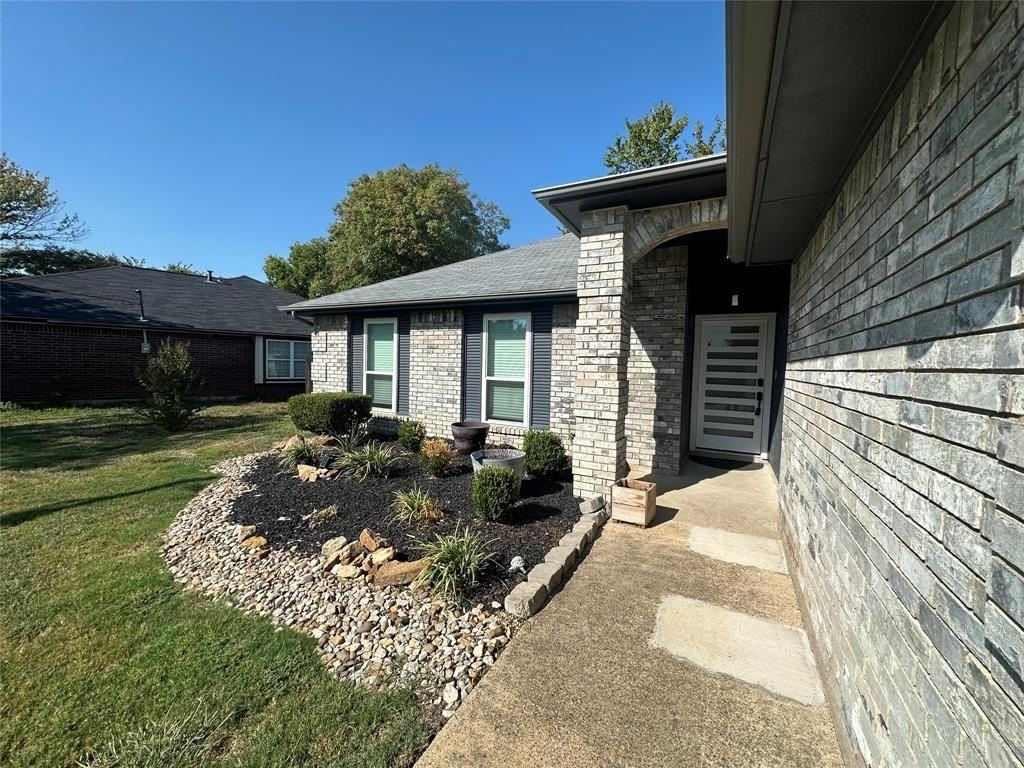 7814 Bob White Dr - Photo 3 of 33