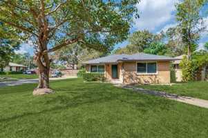 featured image of 121 S Cavender St