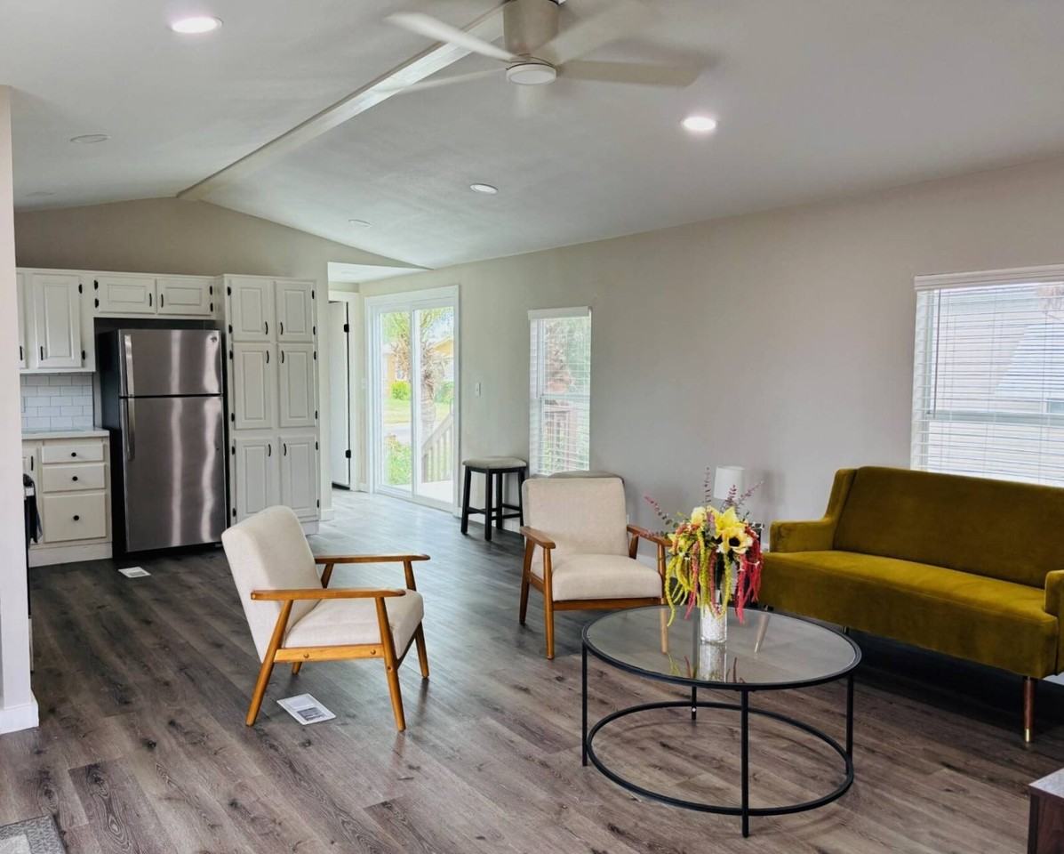 489 Yolanda St - Photo 3 of 19