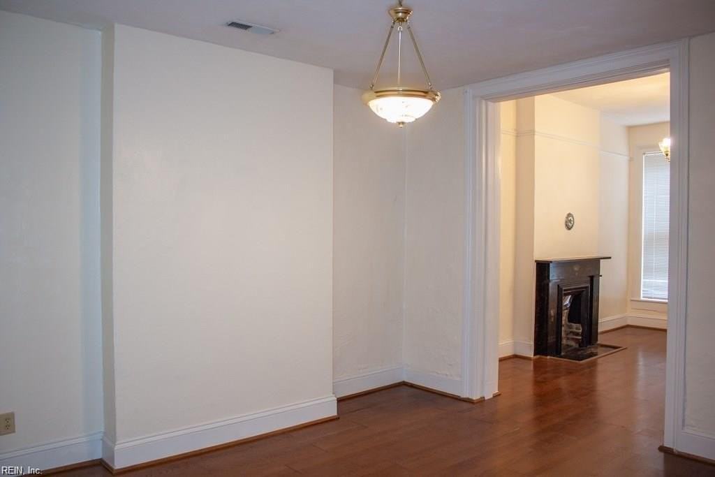 416 Queen St - Photo 7 of 36