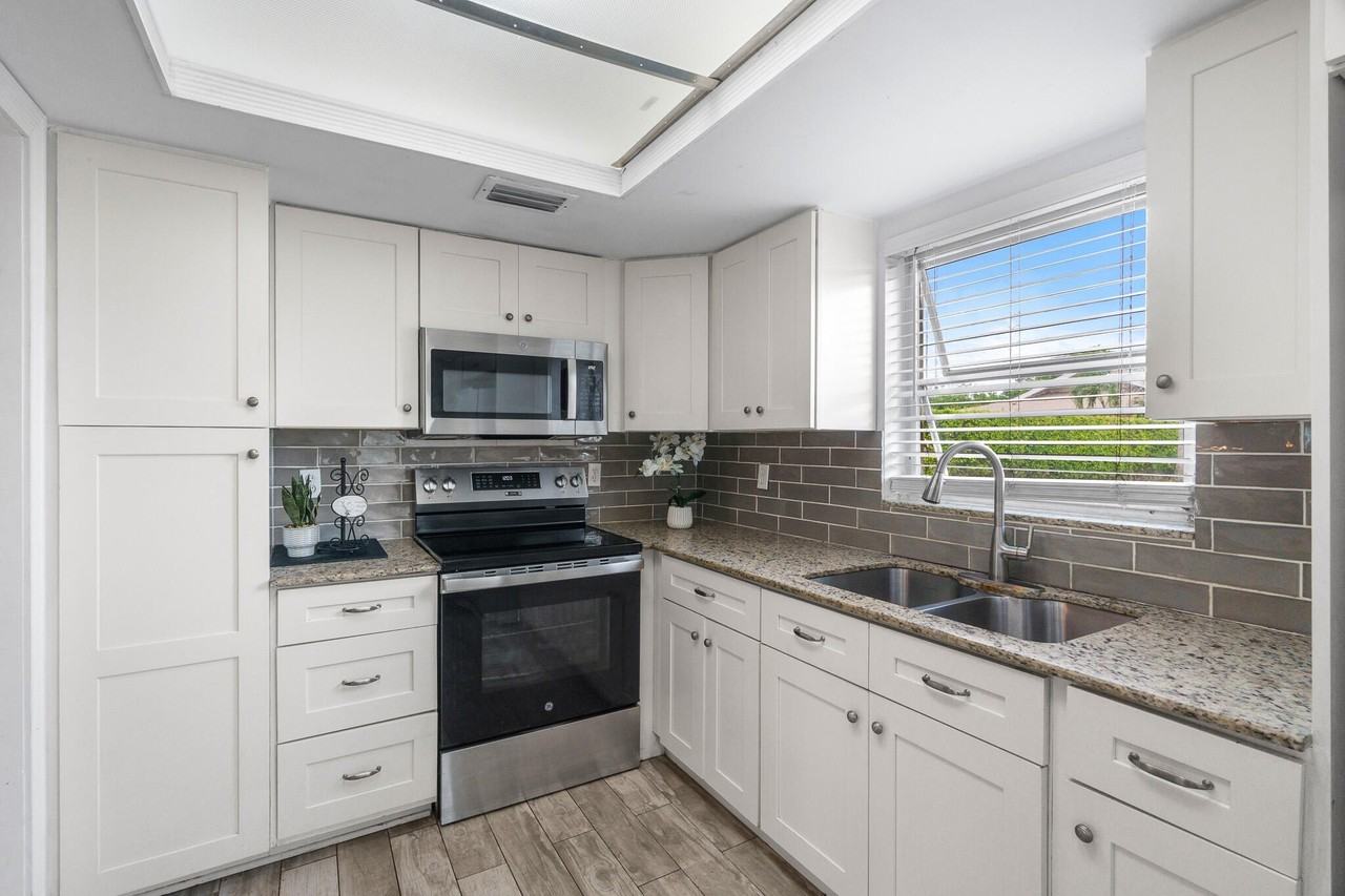 410 Ne 17th Ave #101 - Photo 2 of 27