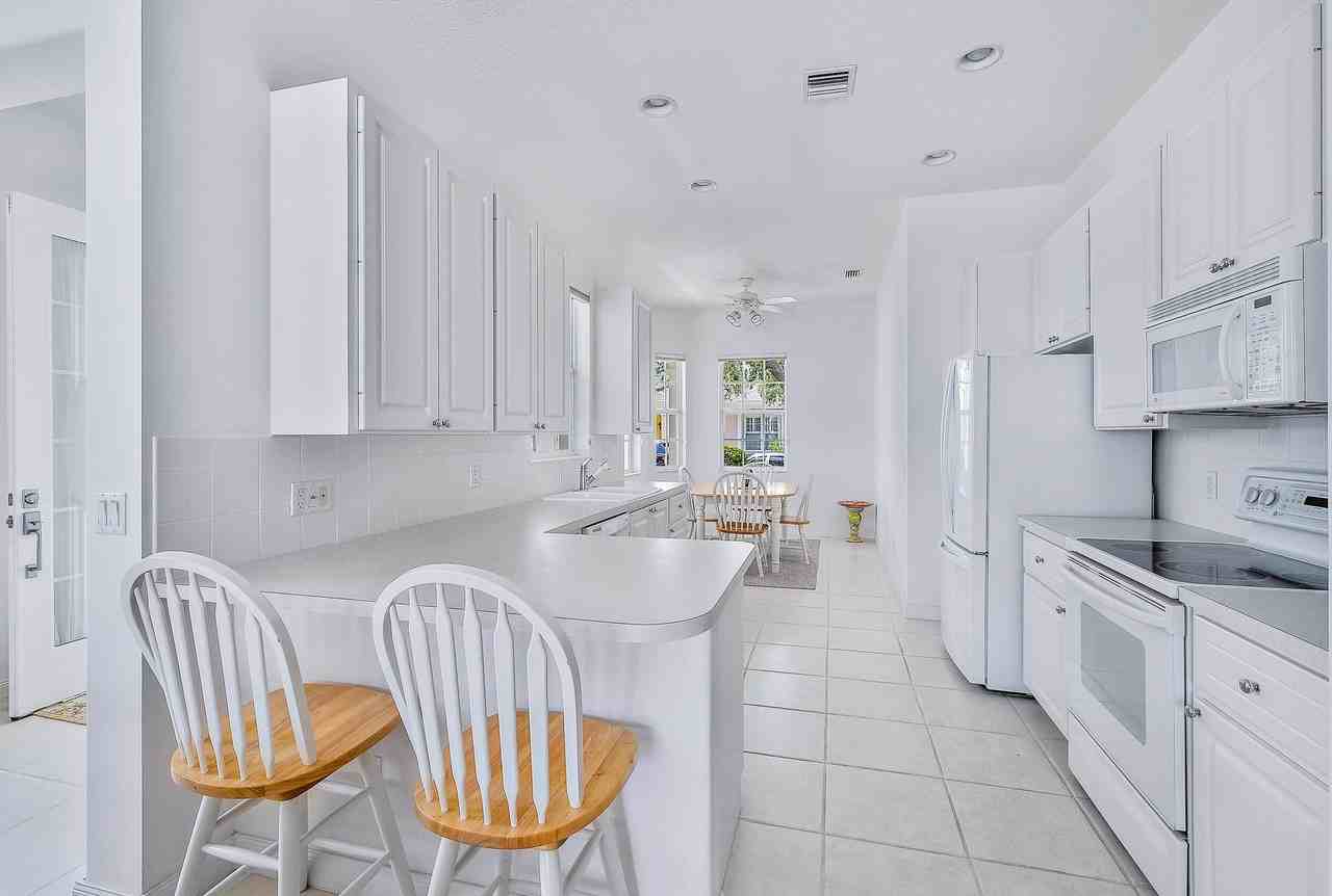 242 Poinciana Dr - Photo 7 of 20