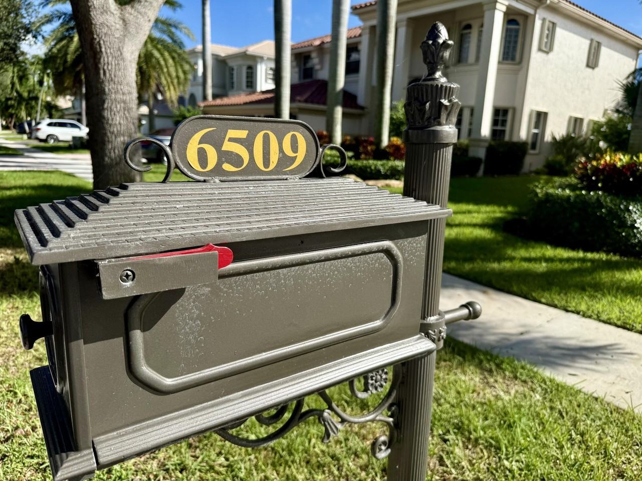 6509 Stonehurst Cir - Photo 3 of 47