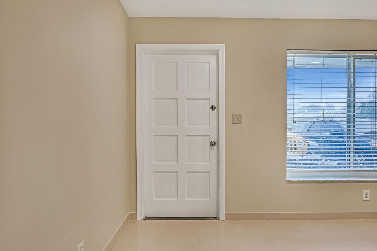 3548 Ne 5th Dr - Photo 3 of 6