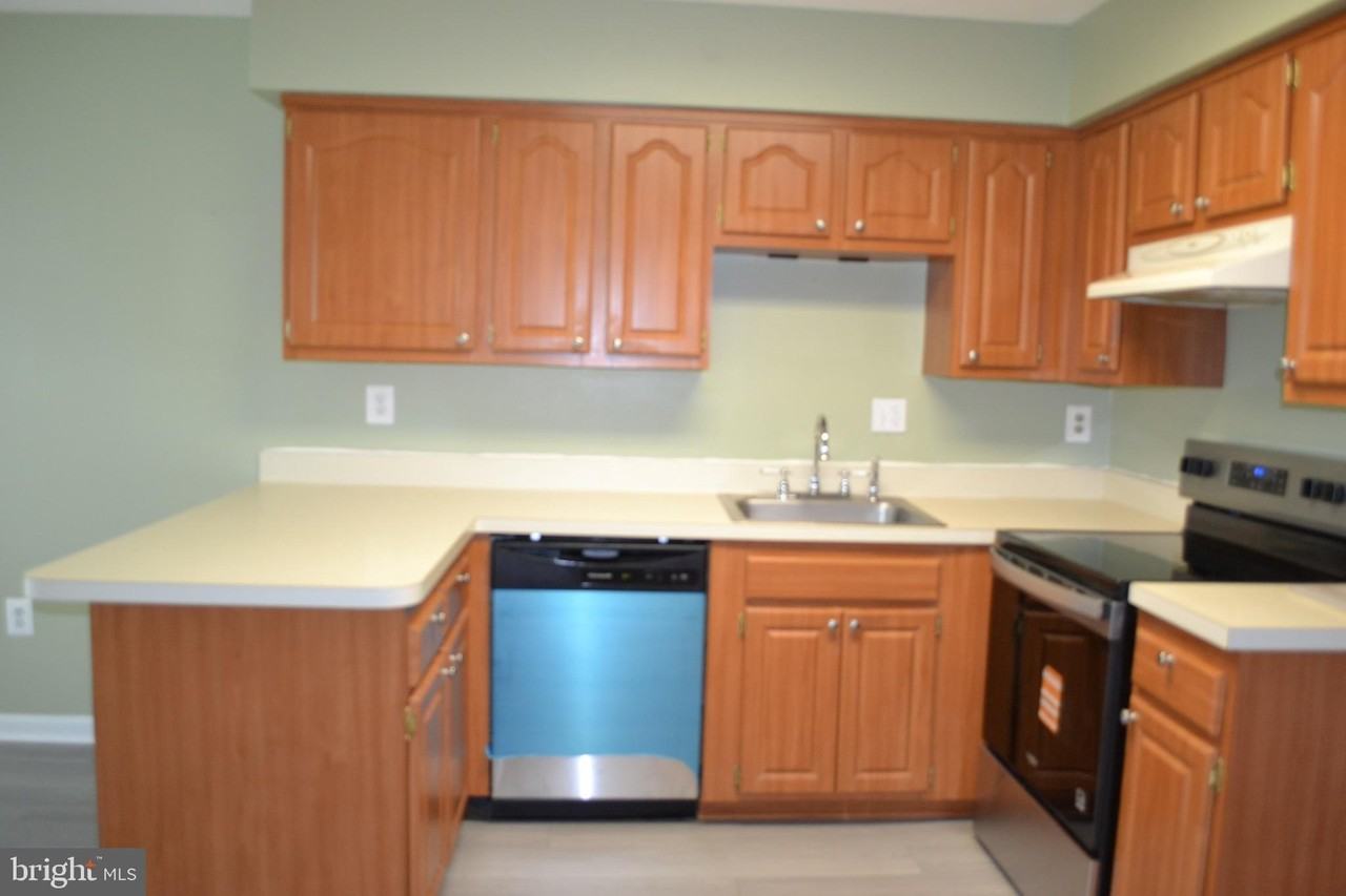 726 Farnham Place - Photo 3 of 32