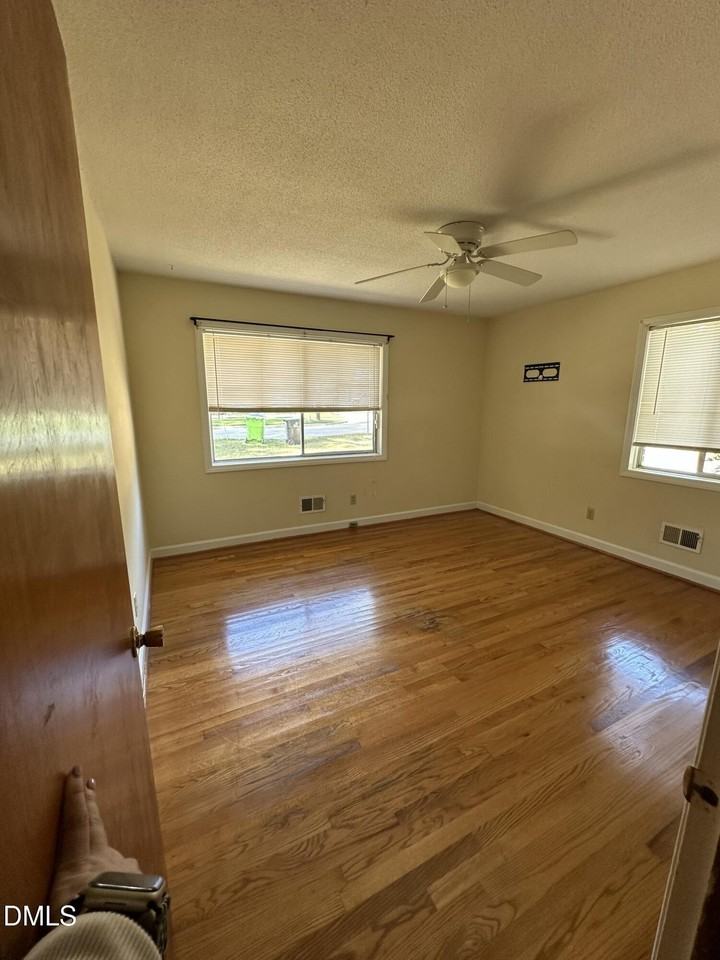 115 W Judd St - Photo 5 of 9