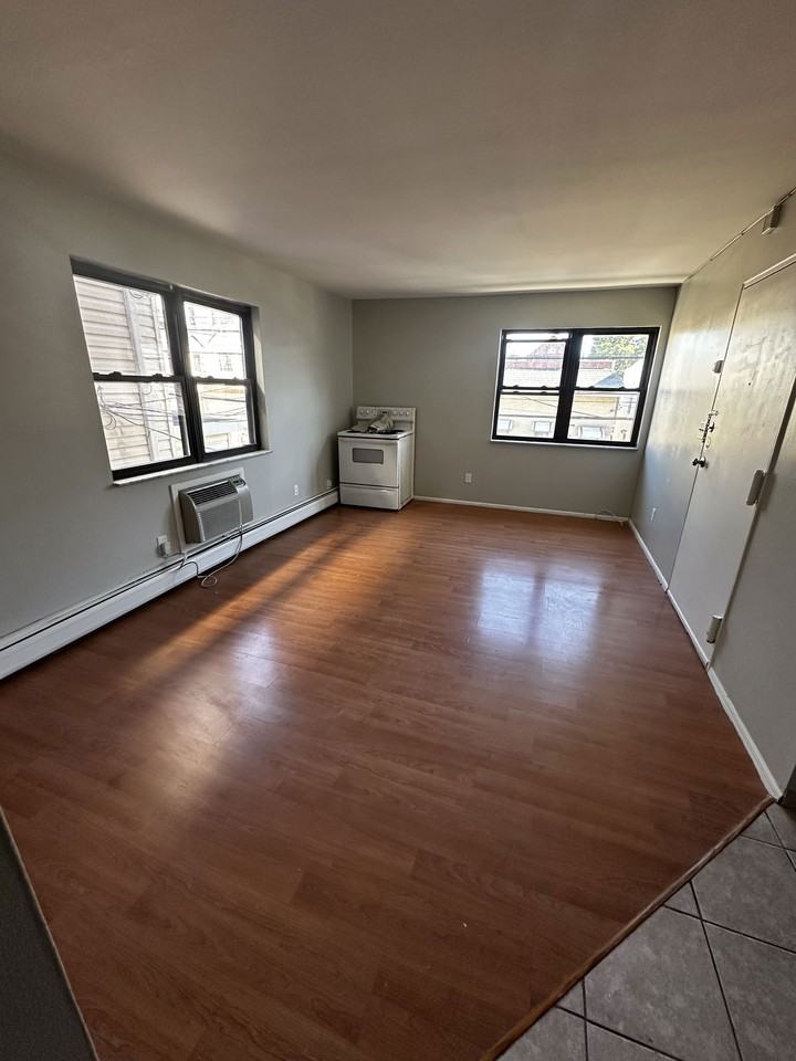 69th St #3A - Photo 4 of 5