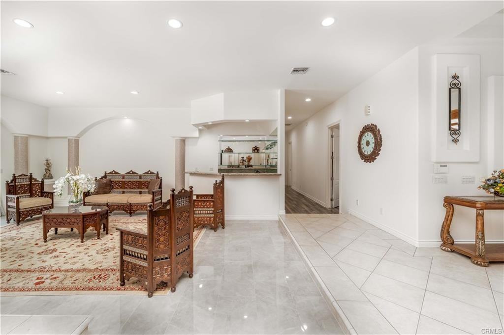 5206 Topeka Dr - Photo 6 of 8