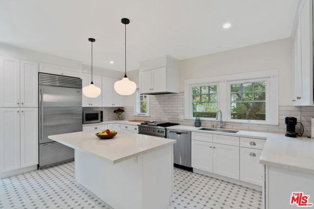 655 S Hudson Ave - Photo 3 of 8