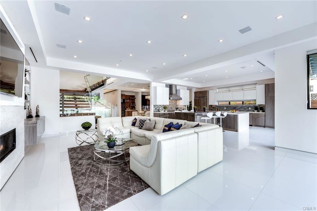 12732 Hortense St - Photo 2 of 8