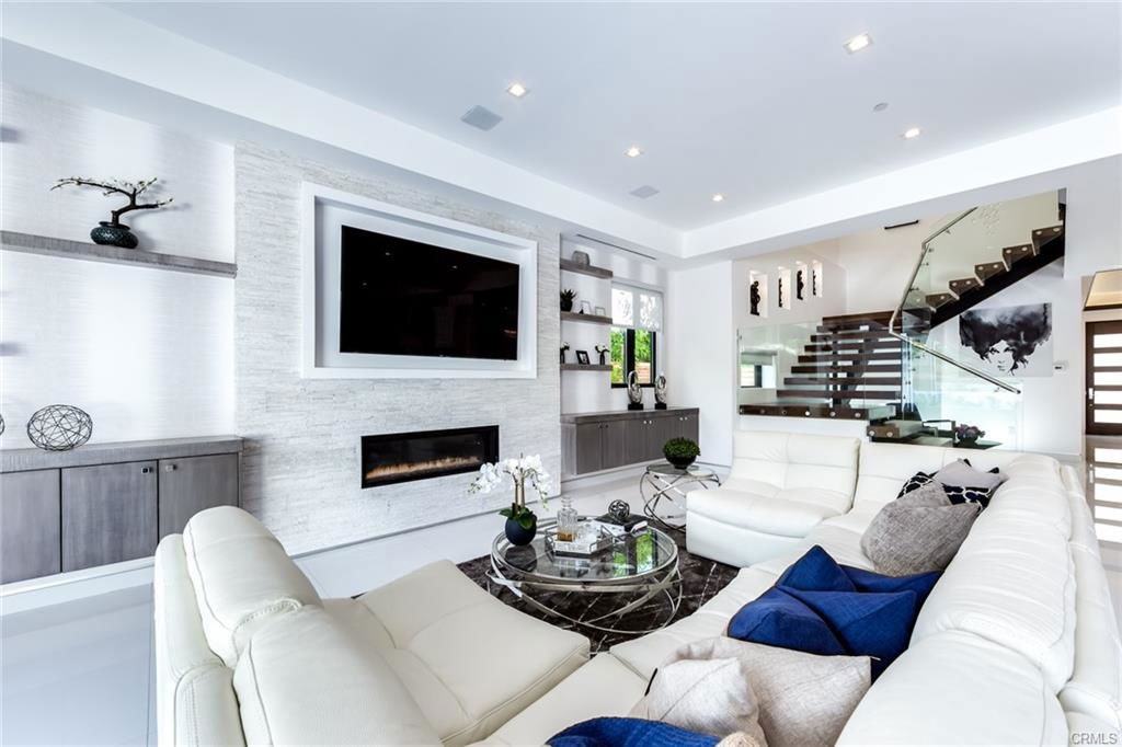 12732 Hortense St - Photo 4 of 8