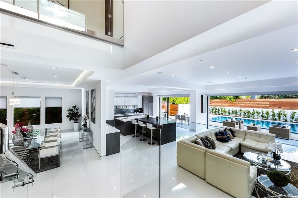 12732 Hortense St - Photo 7 of 8