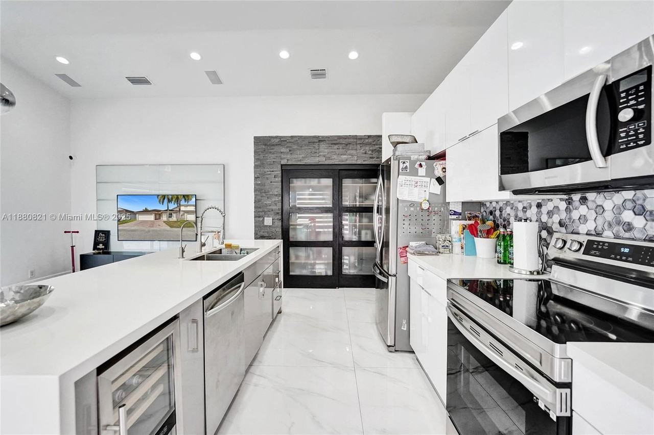 4955 Sw 33rd Ave - Photo 4 of 8