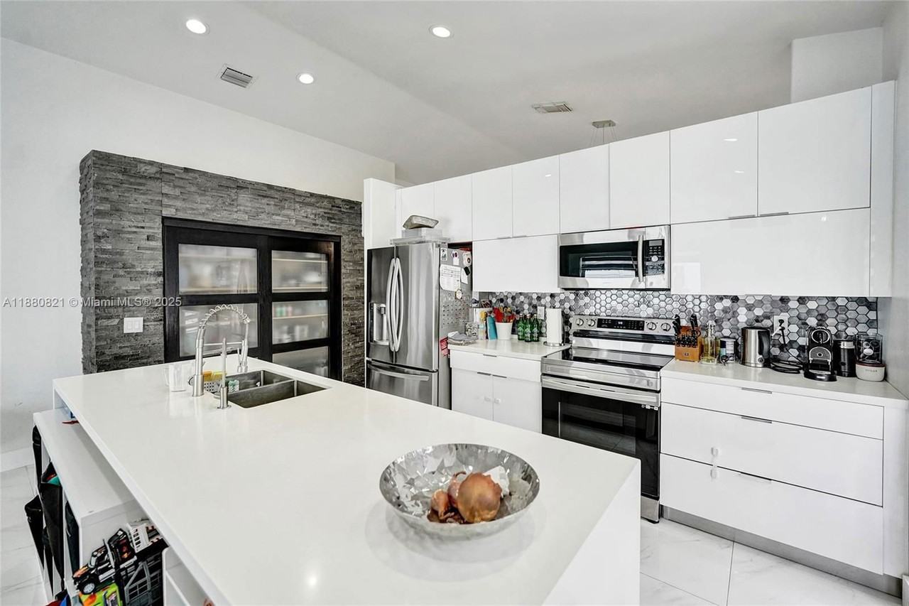 4955 Sw 33rd Ave - Photo 5 of 8