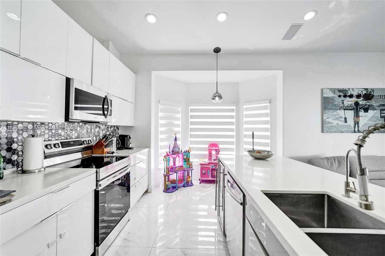 4955 Sw 33rd Ave - Photo 6 of 8