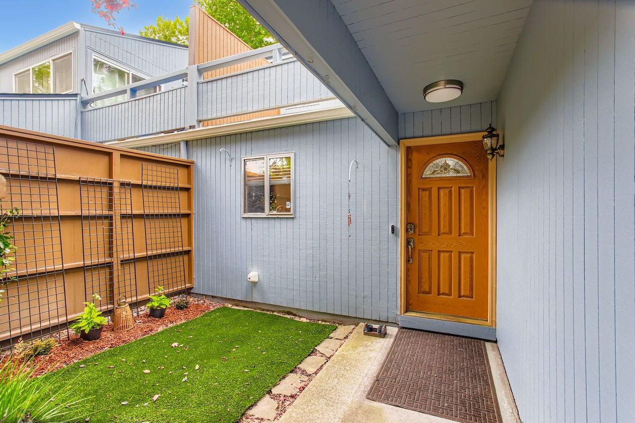 1513 Nw Eastbrook Ct - Photo 2 of 27