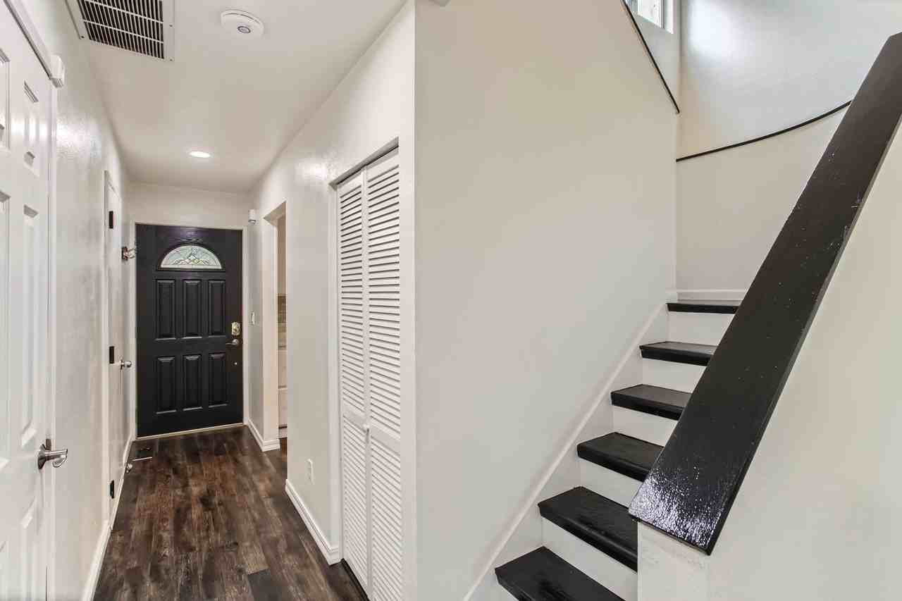 1513 Nw Eastbrook Ct - Photo 3 of 27