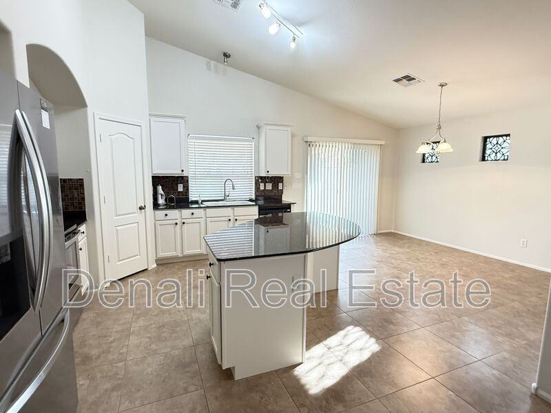 605 E Nancy Ave - Photo 7 of 28