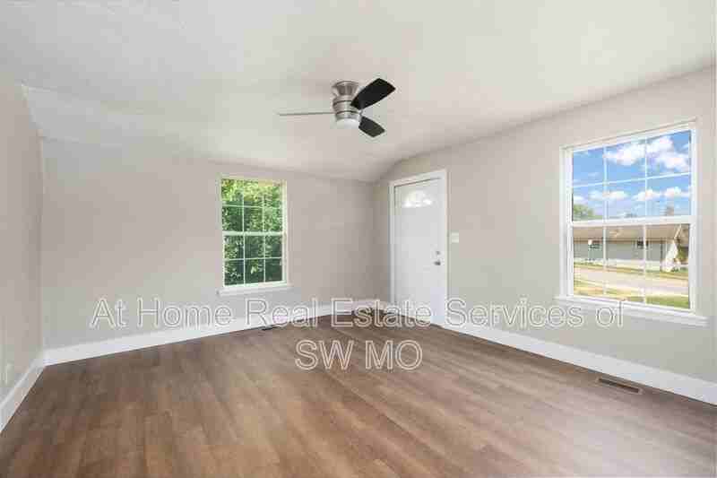 709 S Nettleton Ave - Photo 3 of 15