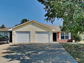 400 Nw Woodbury Dr - Photo 1 of 1