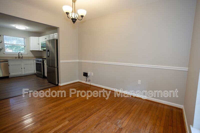 5685 Roundtree Dr - Photo 3 of 39