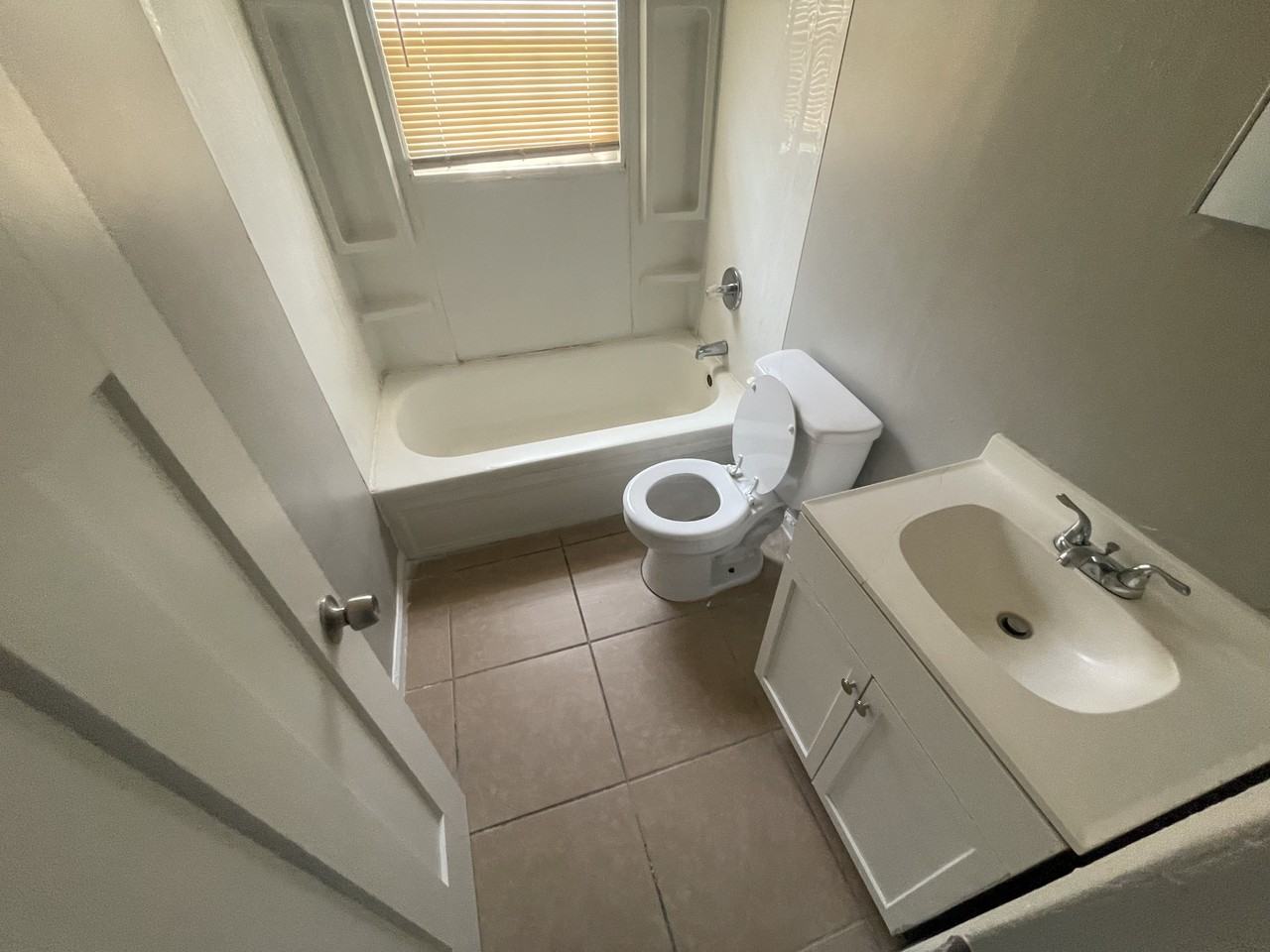 684 Boston St - Photo 5 of 6