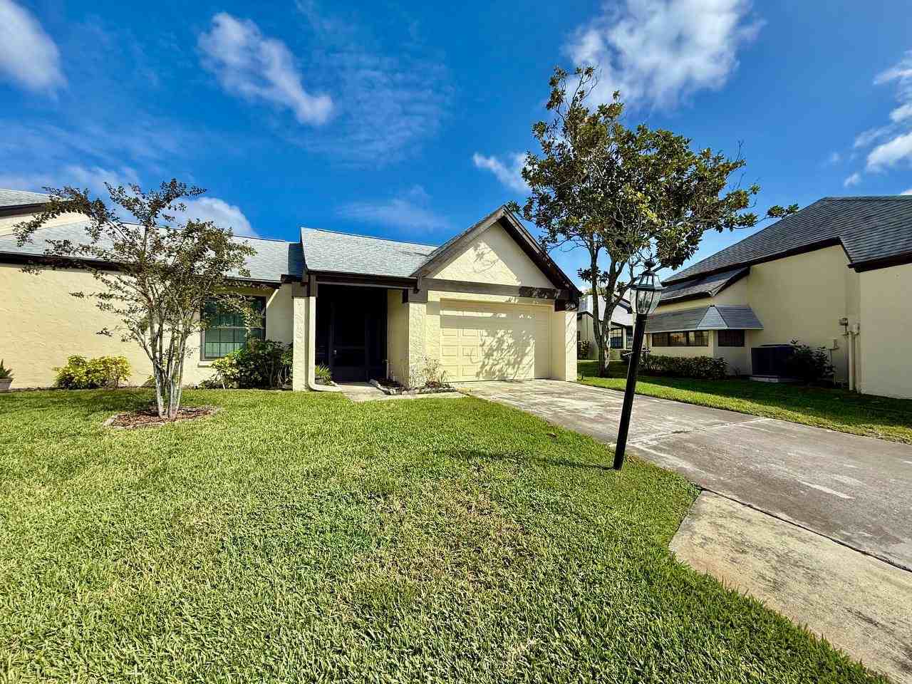 940 Rosewood Ln - Photo 2 of 36