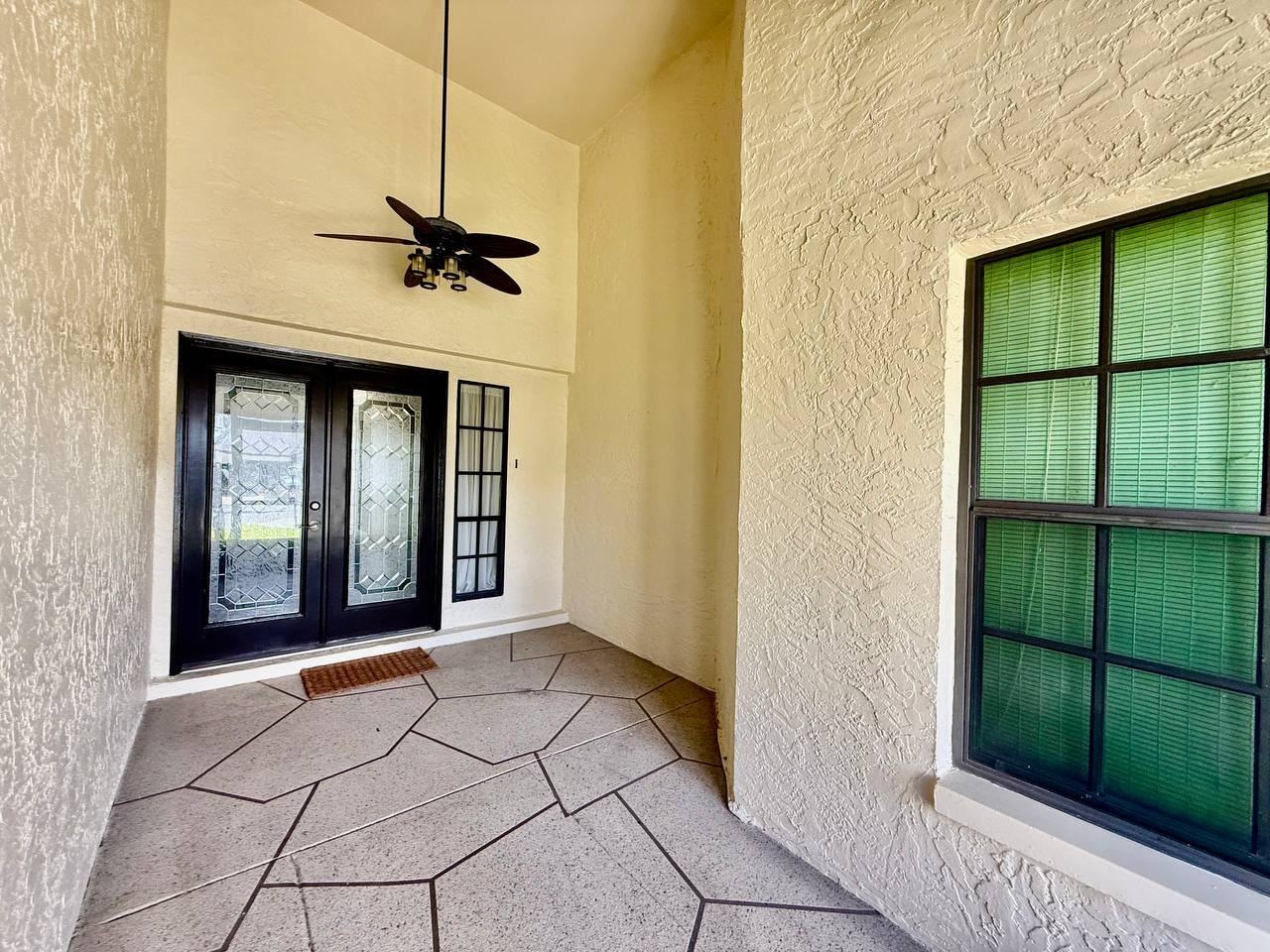 940 Rosewood Ln - Photo 3 of 36