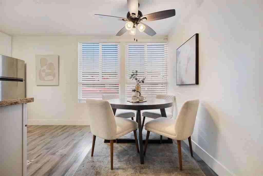 279 Moss St - Photo 2 of 8