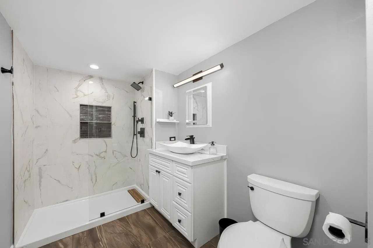 425 W Beech St - Photo 2 of 4