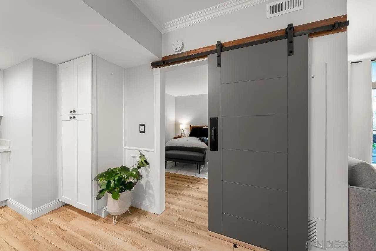 425 W Beech St - Photo 3 of 4