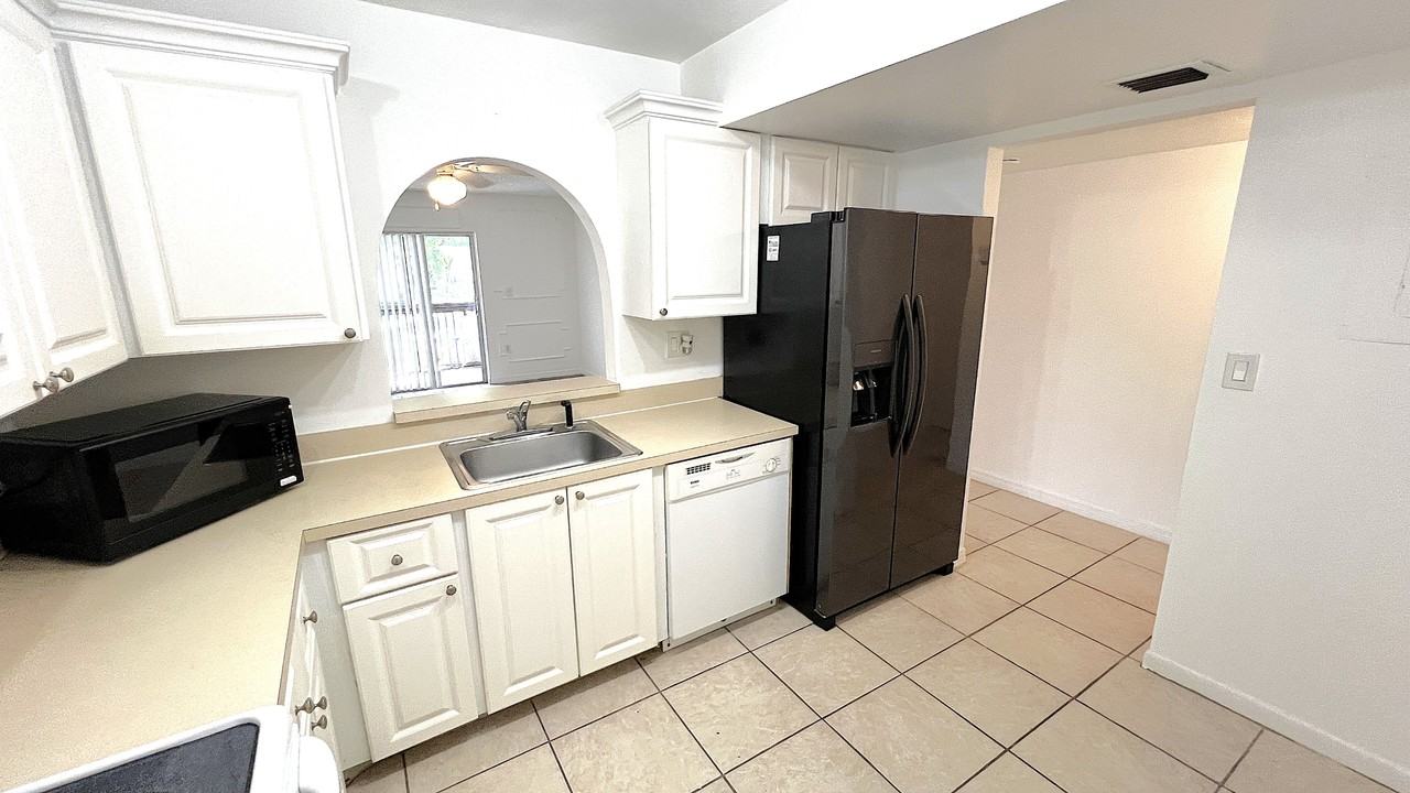 711 N Pine Island Rd - Photo 2 of 11