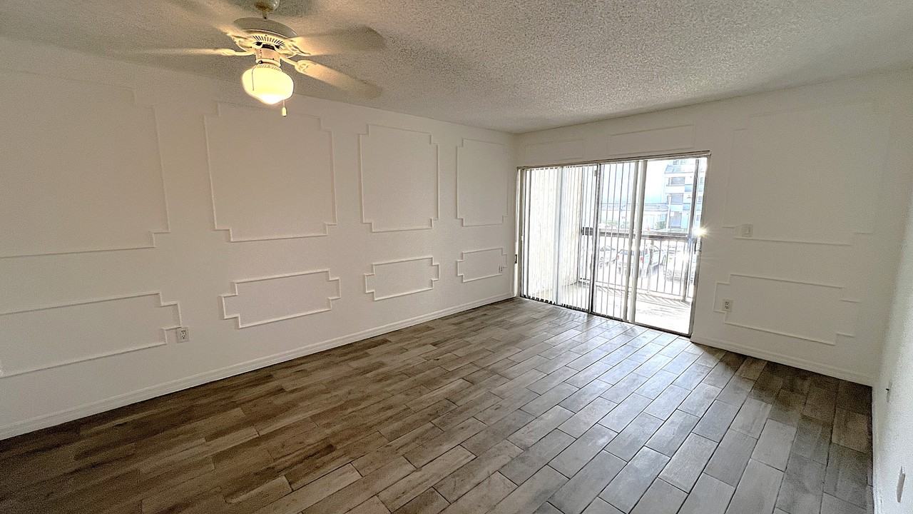 711 N Pine Island Rd - Photo 3 of 11