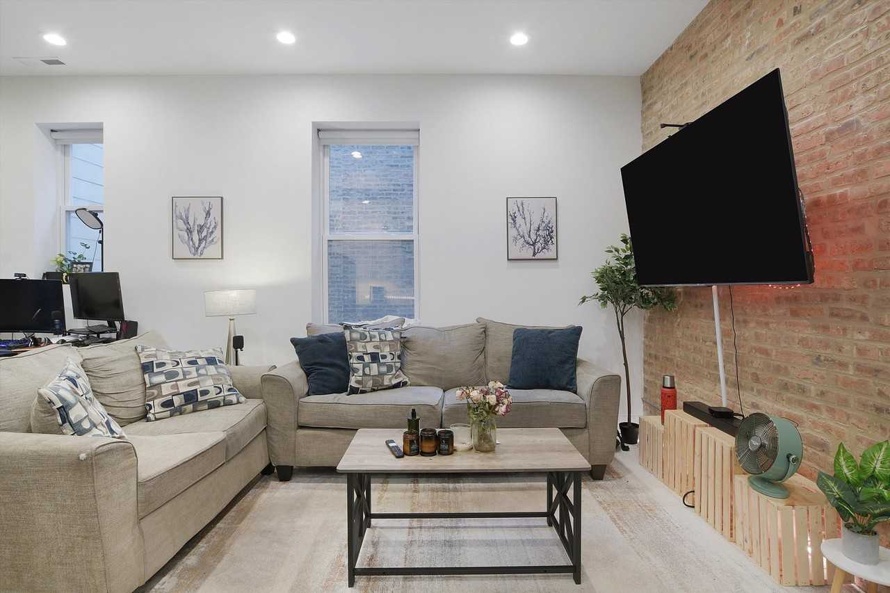 2316 W Augusta Blvd #2R - Photo 2 of 13