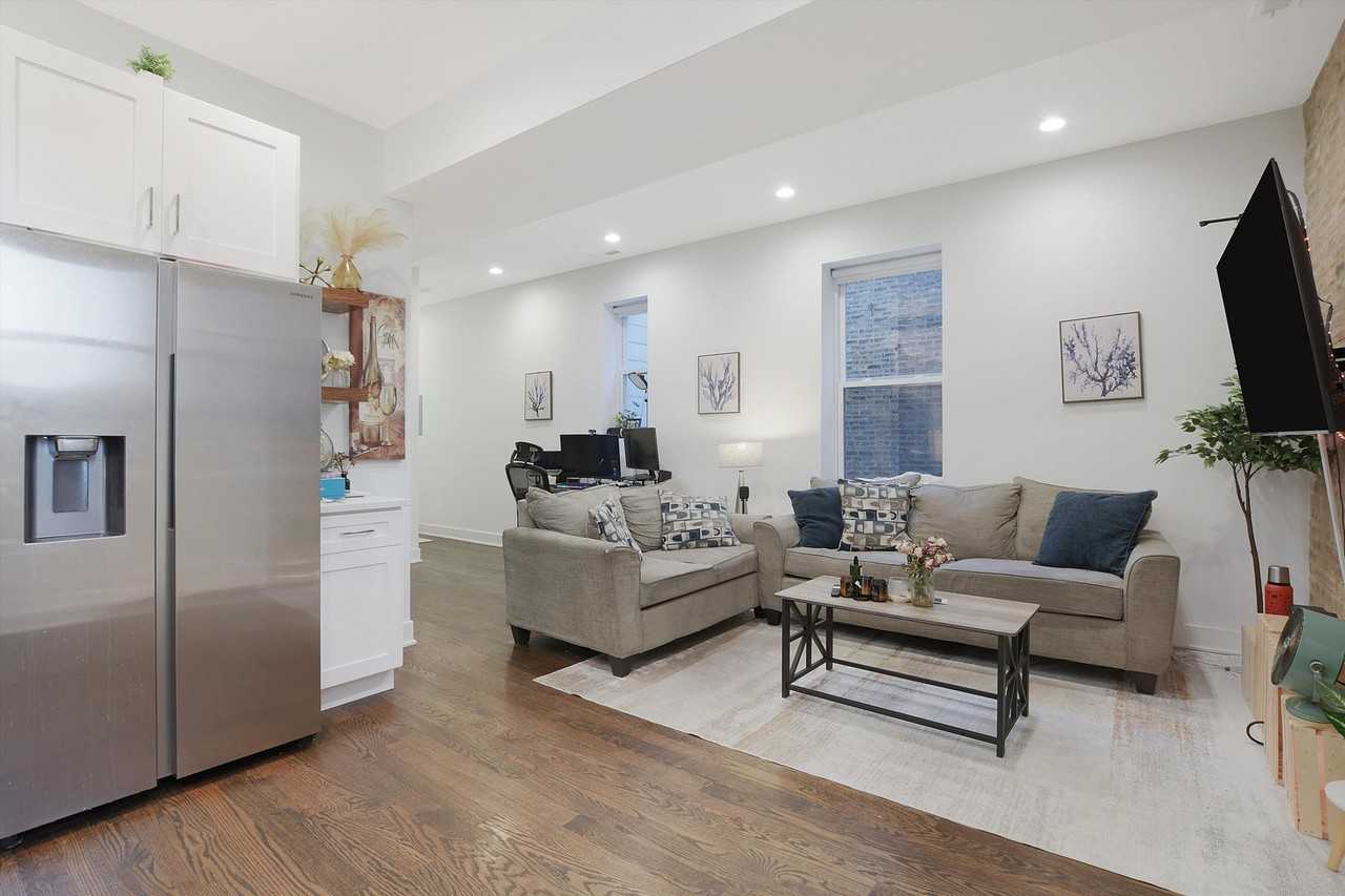 2316 W Augusta Blvd #2R - Photo 3 of 13