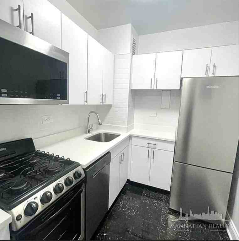 E 57th St #8D - Photo 6 of 8