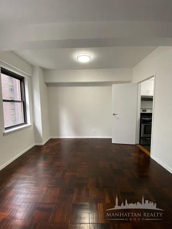 E 57th St #14A - Photo 4 of 8