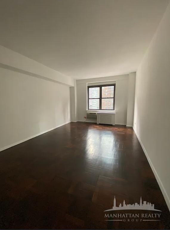 E 57th St #14A - Photo 6 of 8