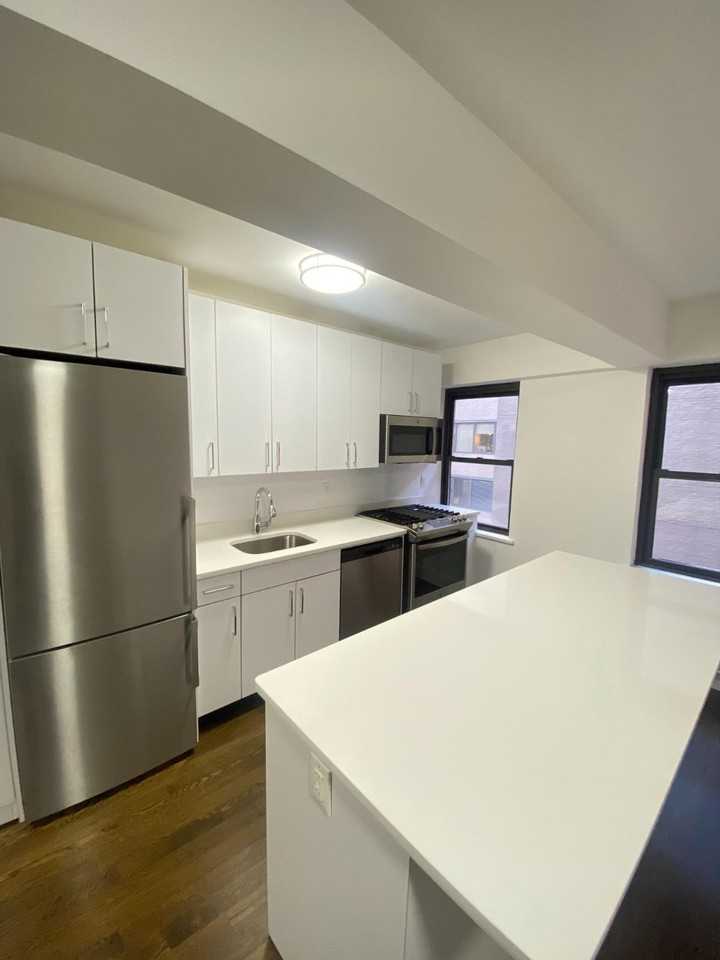 E 57th St #19A - Photo 3 of 6