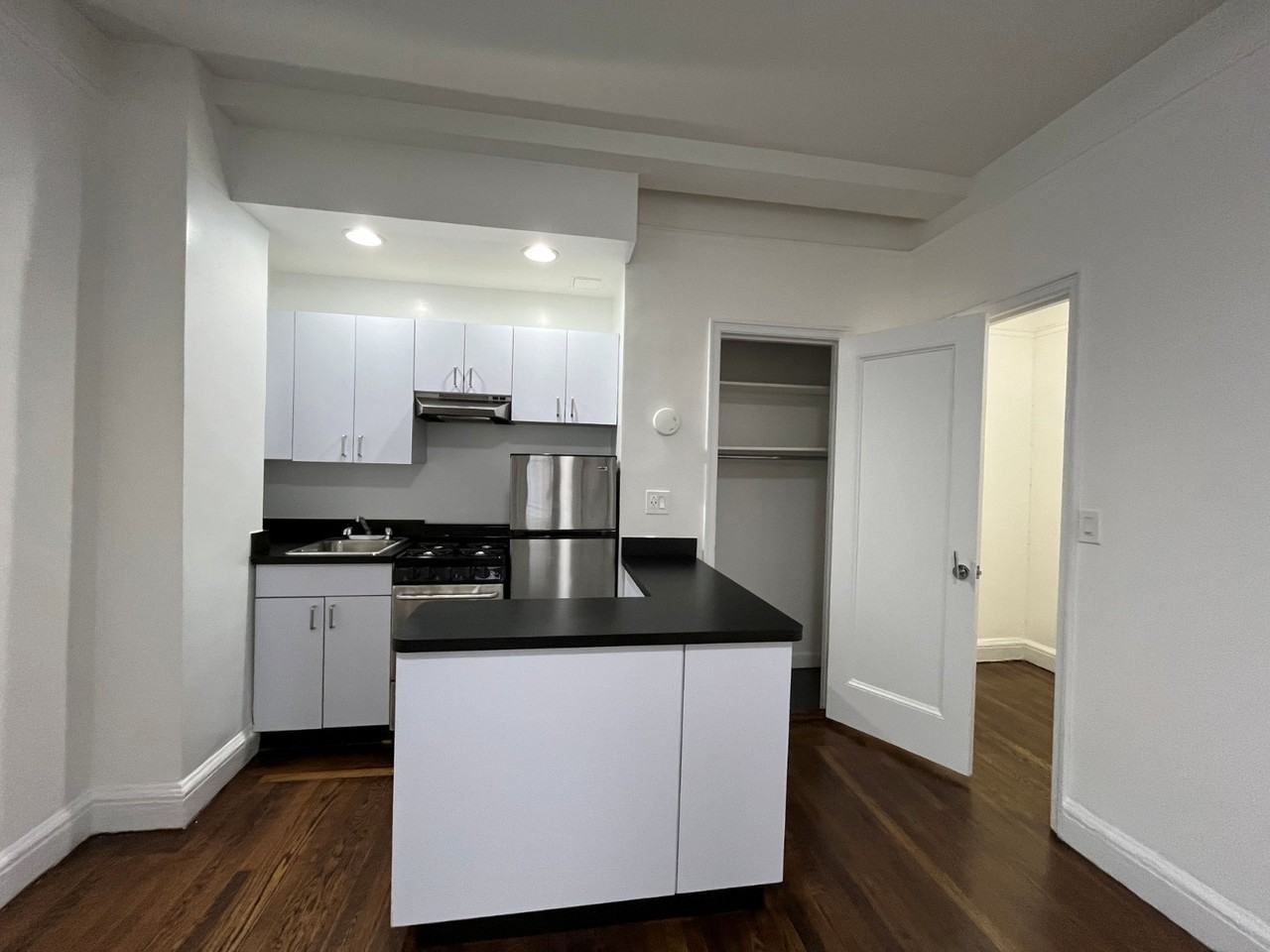 E 46th St #7G - Photo 3 of 6