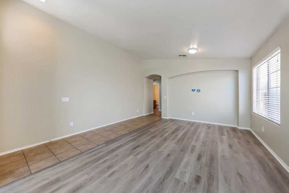 11402 W Davis Ln - Photo 3 of 16