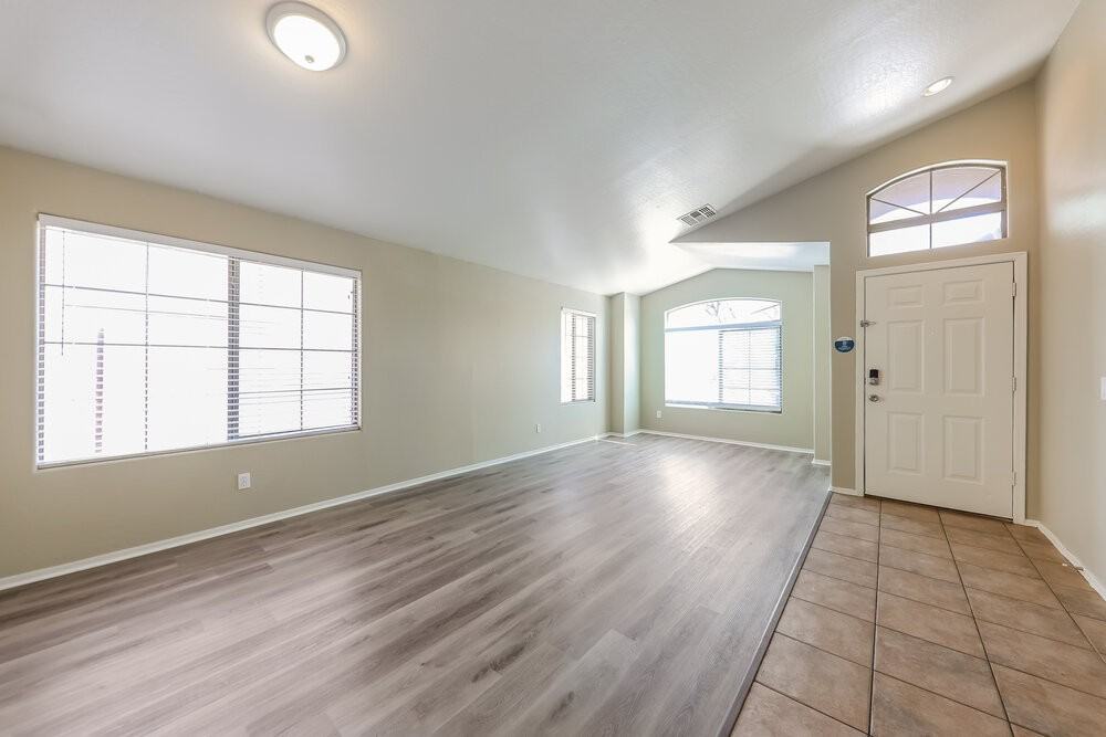 11402 W Davis Ln - Photo 4 of 16