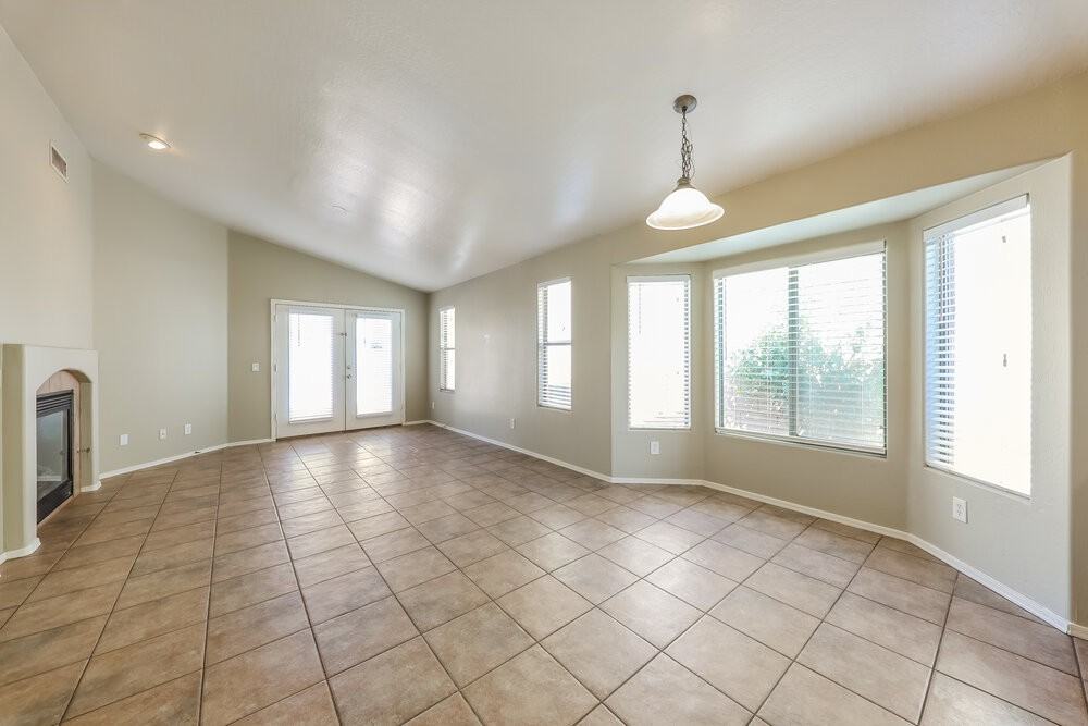 11402 W Davis Ln - Photo 5 of 16